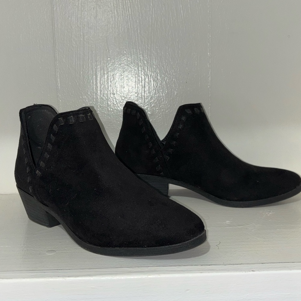 Bonnibel Black Ankle Boots with V-Cut Design